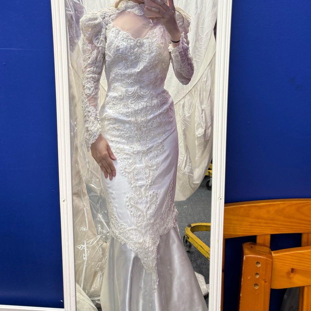 Vintage 90’s Elegant White Lace Wedding Dress